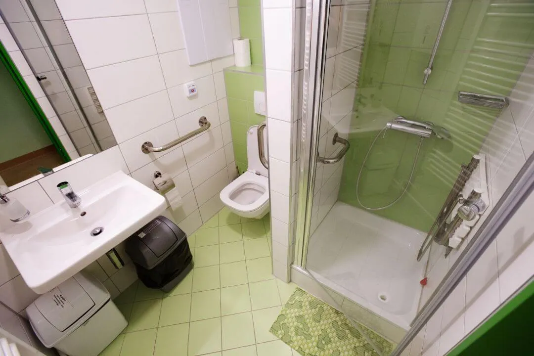 Nadštandardná izba - sedacia súprava a televízor