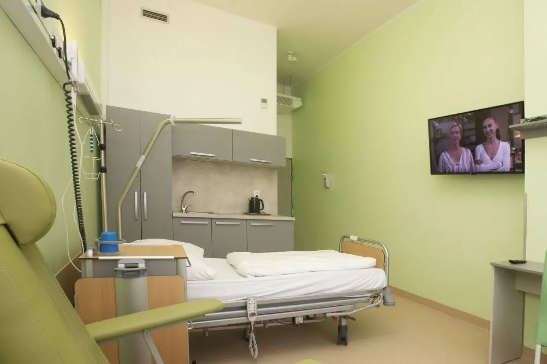 Nadštandardná izba na Oddelení kardiochirurgie - pohľad na posteľ a vybavenie