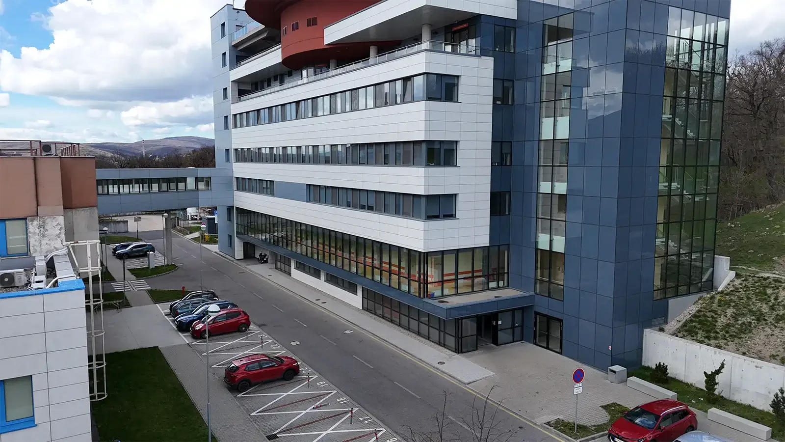 Budova B — pohľad spredu