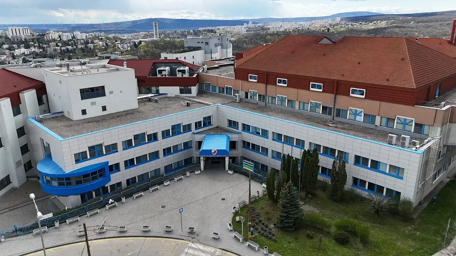 Hlavná budova NÚSCH — druhý pohľad