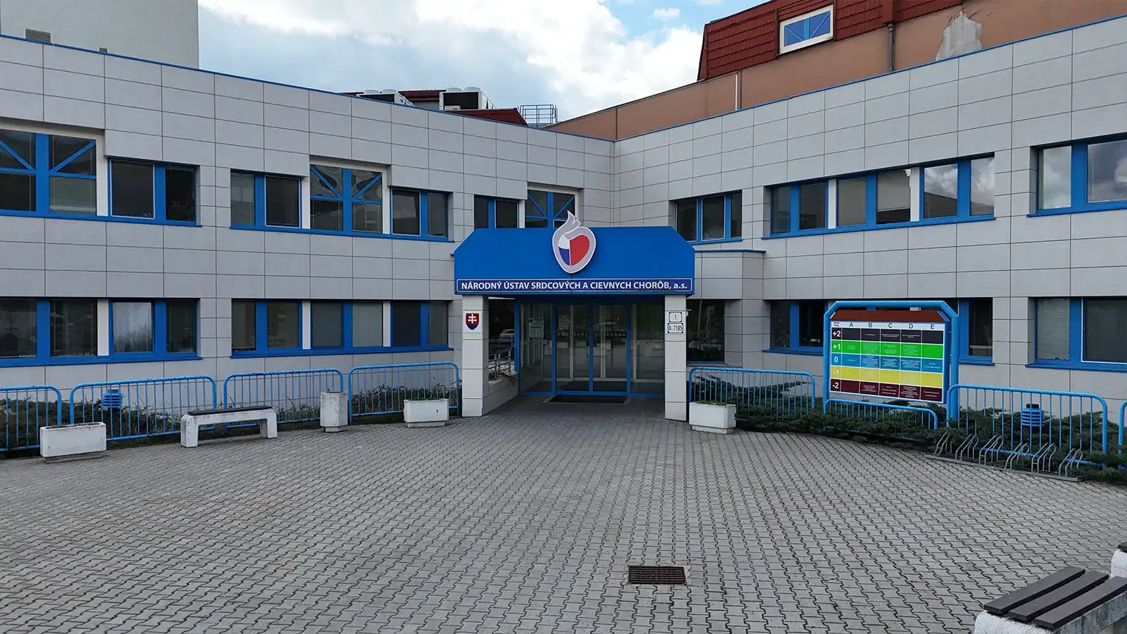 Hlavná budova NÚSCH — pohľad zvonku