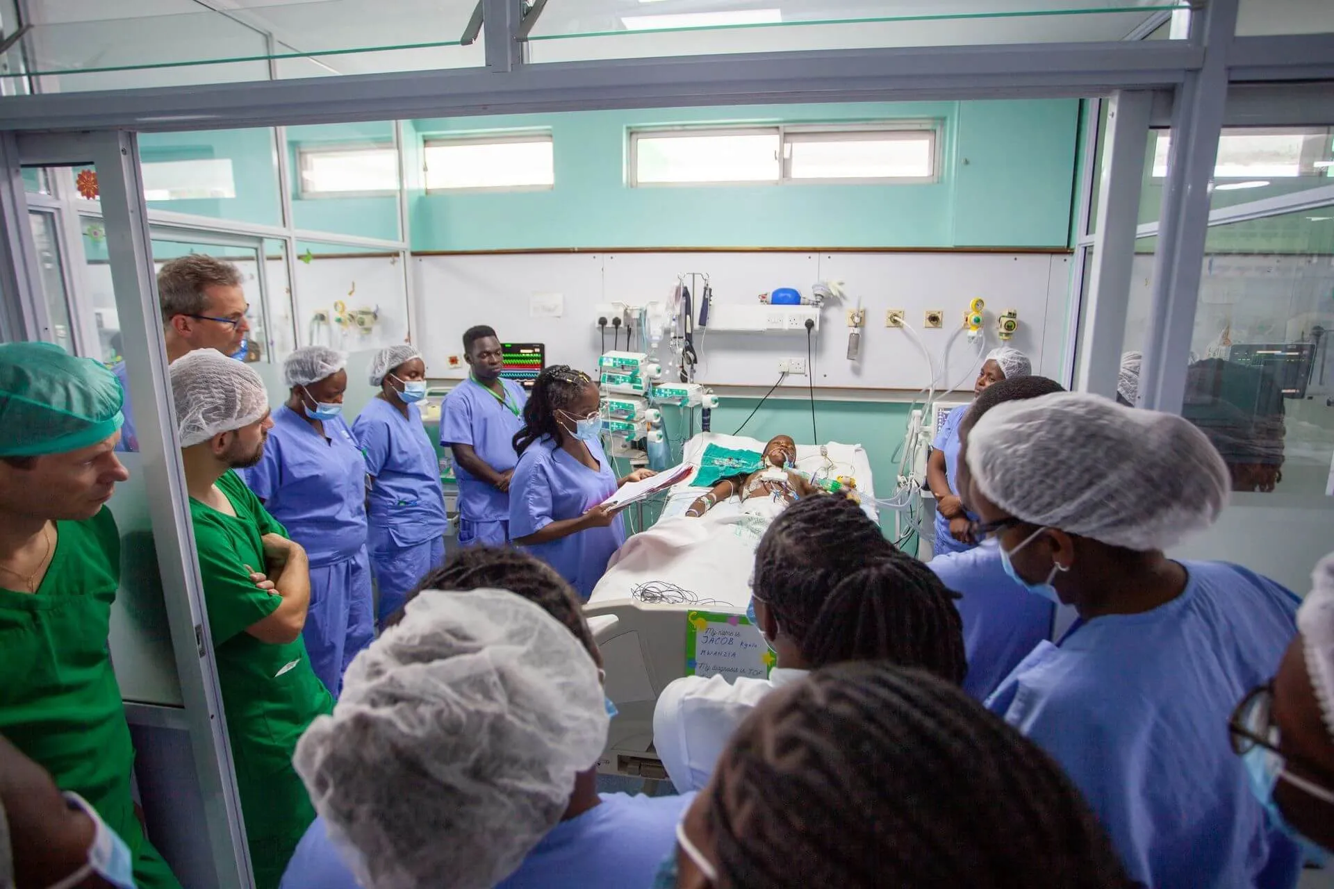 Kardiologická misia v Nairobi - operačný tím pri práci